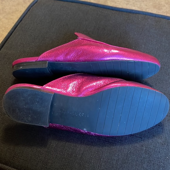 Kenneth Cole mules . Fuchsia shiny in color. - Picture 3 of 4